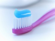 Gros plan de la brosse à dents avec du dentifrice — Photo de stock