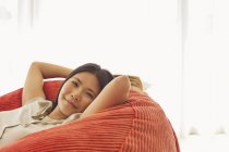 Giovane attraente donna sorridente rilassante in poltrona beanbag — Foto stock