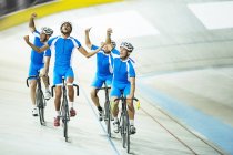 Equipe de ciclismo de pista comemorando na pista — Fotografia de Stock