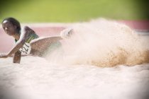 Atterrissage du sauteur long dans le sable — Photo de stock