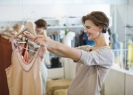 Женщина покупает одежду в магазине — стоковое фото