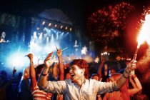 Fans mit Feuerwerk bei Musikfestival — Stockfoto