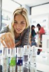 Mujer examinando productos para el cuidado de la piel en la farmacia - foto de stock