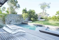 Sedie da giardino e piscina in giardino — Foto stock