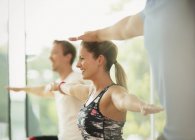 Smiling woman with arms outstretched in aerobics class — Stock Photo