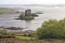 View of island castle on lake, Castle Stalker, Argyll, Scotland — Stock Photo