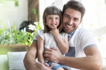 Ritratto sorridente padre e figlia — Foto stock