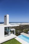 Scenic view of modern house overlooking ocean — Stock Photo