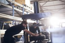 Mechaniker reparieren Reifen in Autowerkstatt — Stockfoto