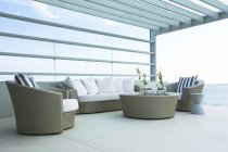 Sofa und Stühle auf der modernen Terrasse — Stockfoto