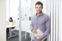 Портрет бізнесмена, який посміхається в сучасному офісі — стокове фото
