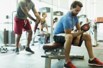 Homme faisant haltère biceps boucles à la salle de gym — Photo de stock