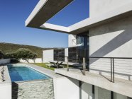 Balcone e piscina sul grembo della casa moderna — Foto stock