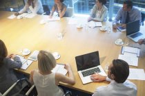 Empresários sentados em reunião — Fotografia de Stock