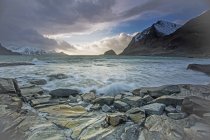 Scenic view of craggy ocean bay and mountains, Haukland Lofoten Islands, Norway — Stock Photo