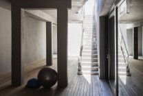 Steintreppe in modernem Haus — Stockfoto