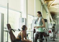 Frauen reden und ruhen sich im Fitnessstudio aus — Stockfoto