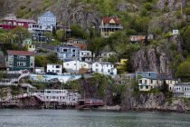 Houses on craggy waterfront — Stock Photo