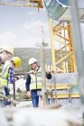 Construction workers assembling structure at highrise construction site — Stock Photo