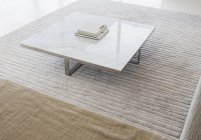 Table basse dans le salon moderne — Photo de stock