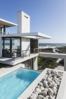 Лап басейн і балкон сучасного будинку з видом на океан — стокове фото