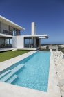 Lap piscina e gramado fora da casa moderna — Fotografia de Stock
