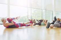 Istruttore di fitness guida classe di esercizio stretching gambe — Foto stock