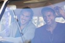 Männer lächeln im Wohnmobil — Stockfoto