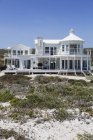 Vista panorámica de la fachada de la casa de playa de lujo - foto de stock