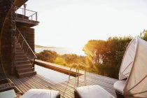 Luxury patio overlooking ocean at sunset — Stock Photo
