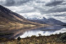 Vista panoramica sulle montagne e sul lago, Isola di Skye, Scozia — Foto stock