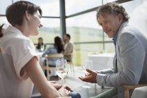 Paar trinkt Wein und redet in Restaurant — Stockfoto