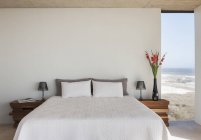 Blumenvase neben dem Bett im Schlafzimmer mit Meerblick — Stockfoto