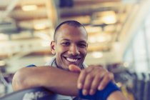 Портрет улыбающийся человек в тренажерном зале — стоковое фото