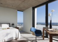 Malerischer Blick auf das moderne Schlafzimmer mit Blick auf den Ozean — Stockfoto