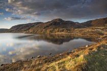 Vista tranquila ensolarada de colinas e baía, Escócia — Fotografia de Stock