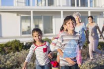 Multi-generation family on beach path outside house — Stock Photo