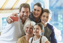 Famiglia multi-generazione che prende selfie — Foto stock