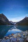 Montagnes enneigées avec vue sur le lac — Photo de stock