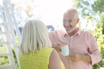 Sorridente coppia anziana bere caffè all'aperto — Foto stock