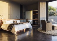 Sessel und Bett im modernen Schlafzimmer — Stockfoto