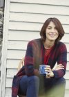 Porträt lächelnde brünette Frau trinkt Kaffee im Freien — Stockfoto