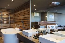 Раковины и ванна в современной ванной комнате — стоковое фото