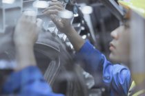 Інженер ремонтує машини на заводі — стокове фото