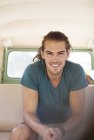 Портрет улыбающегося мужчины в фургоне — стоковое фото