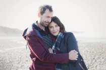 Paar umarmt sich am sonnigen Strand — Stockfoto