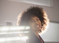 Портрет усміхненої бізнес-леді в сучасному офісі — стокове фото