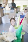 Девушка играет с мягкими игрушками в новом доме — стоковое фото