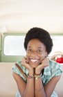 Портрет усміхненої жінки на задньому сидінні кемперського фургона — стокове фото