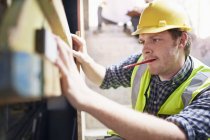 Bauarbeiter mit Niveaumessgerät — Stockfoto